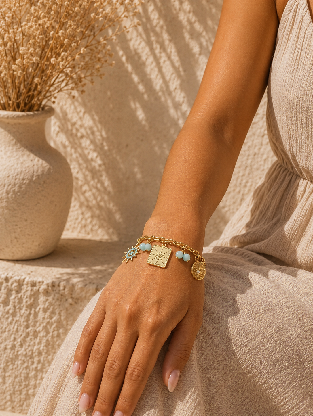 Bracelet doré charms soleil, perles, médaillon