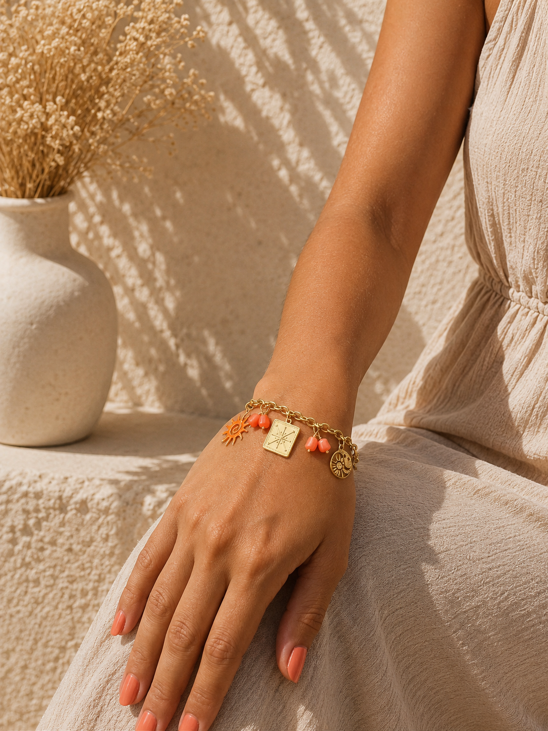 Bracelet doré charms soleil, perles, médaillon