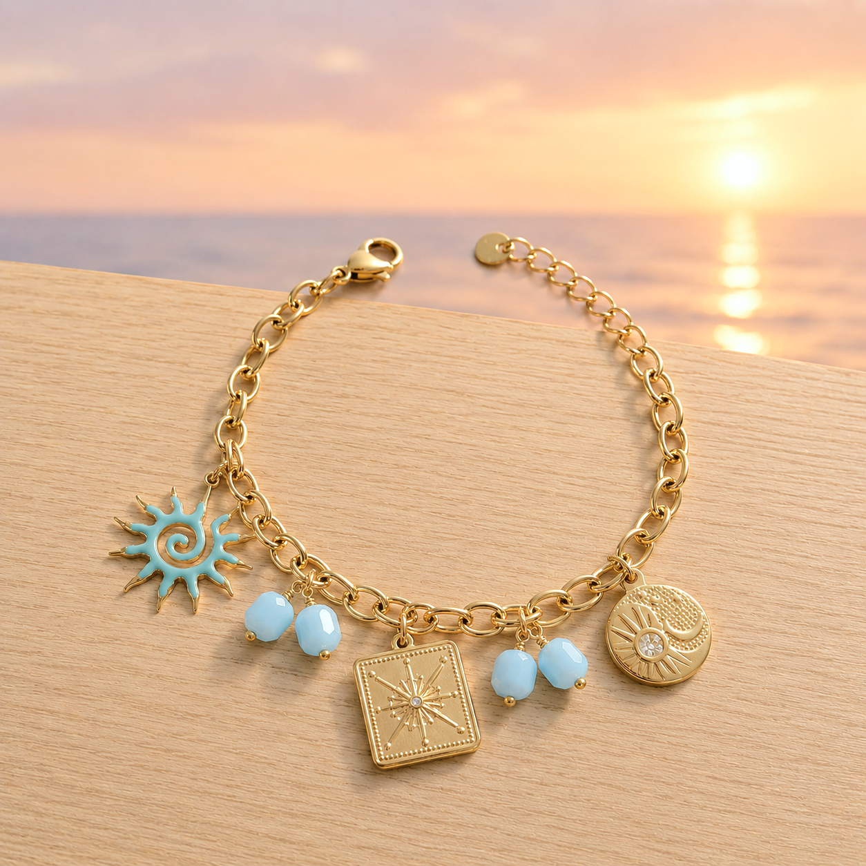 Bracelet doré charms soleil, perles, médaillon