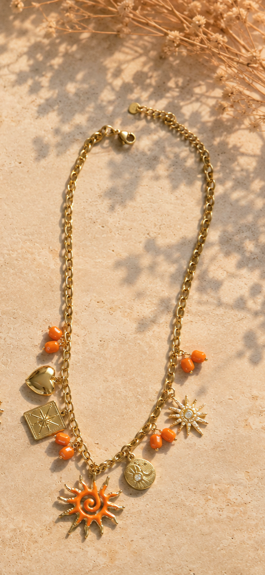 Collier doré charms soleil émaillé, cœur et perles