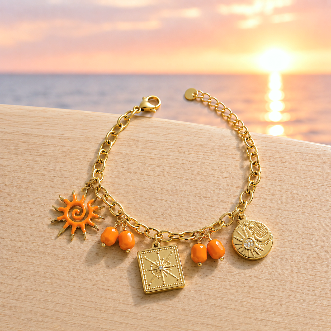 Bracelet doré charms soleil, perles, médaillon