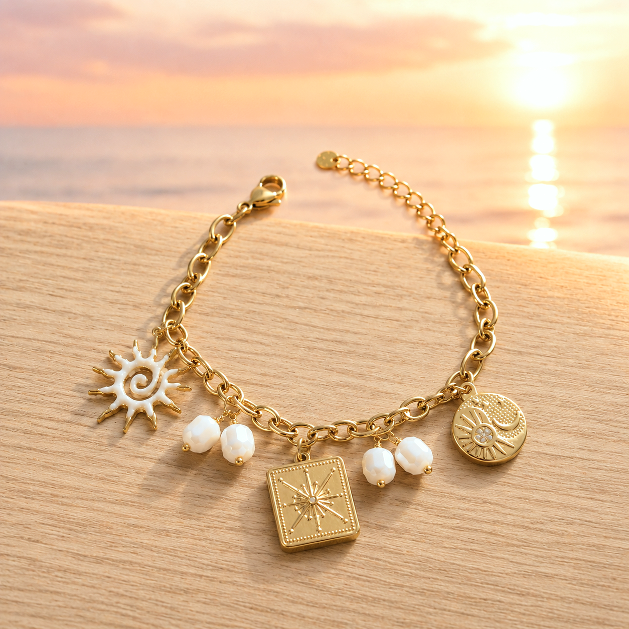Bracelet doré charms soleil, perles, médaillon